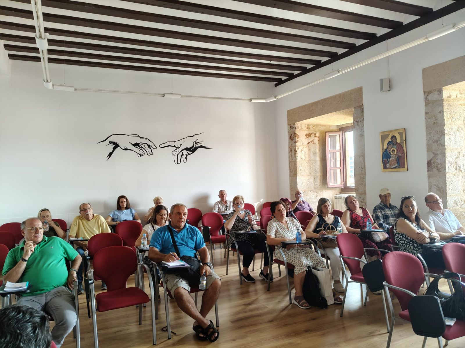 Personas asociadas reunidas en la Asamblea General