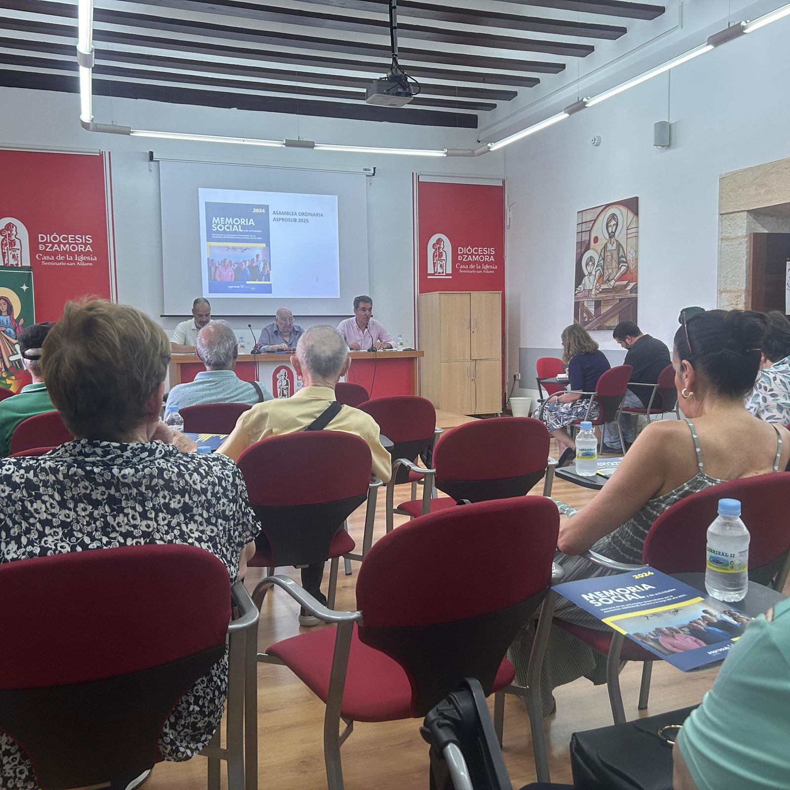 Personas asociadas participando en una charla de ASPROSUB