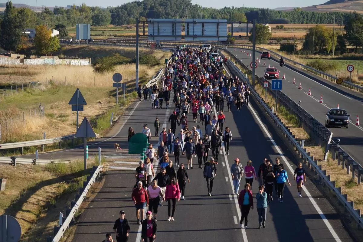Vista aérea de cientos de personas participando en la Marcha ASPROSUB por una carretera de Zamora