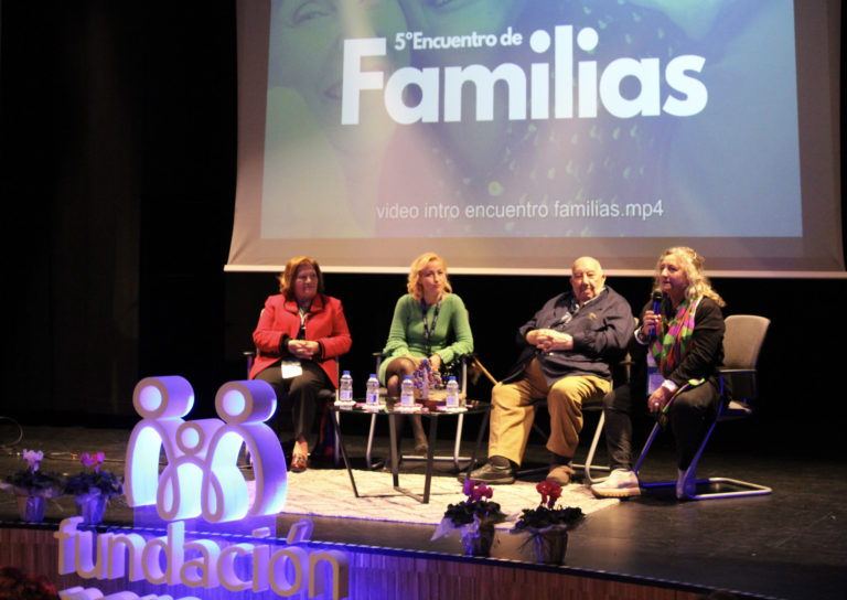Familias conversando en el Encuentro anual