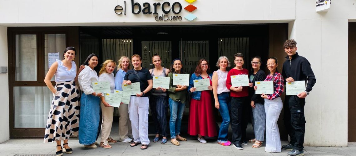 Grupo mostrando los diplomas del curso de autorrepresentación