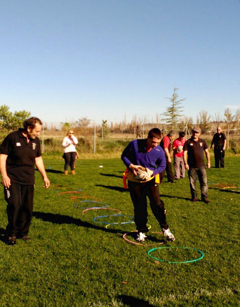 Deportistas de Asprosub en el primer taller de rugby