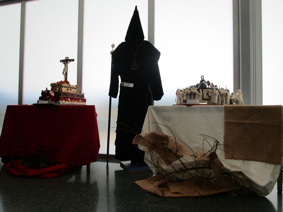 Túnicas, incienso, hachones, cruces, pasos…Un año más en Fundación Personas Zamora nos vemos inmersos en los preparativos de la Semana Santa.